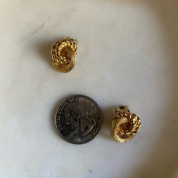 Vintage Christian Dior gold tone clip on dainty Earrings - Picture 13 of 15